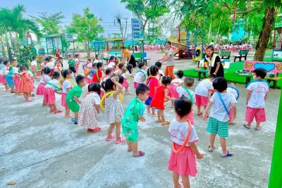 Hoạt động trãi nghiệm ” Bé tập thể dục sáng” tại trường.