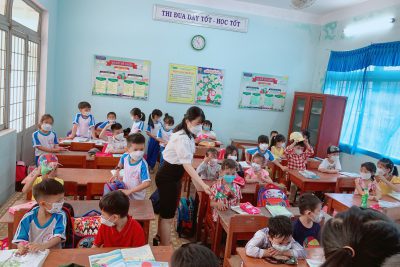 Chuyến tham quan trường tiểu học của các bé lớp lá.