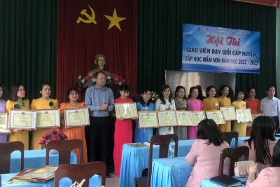 Giáo viên tham gia Hội thi GVDG cấp huyện 2022-2023 và đạt giải.